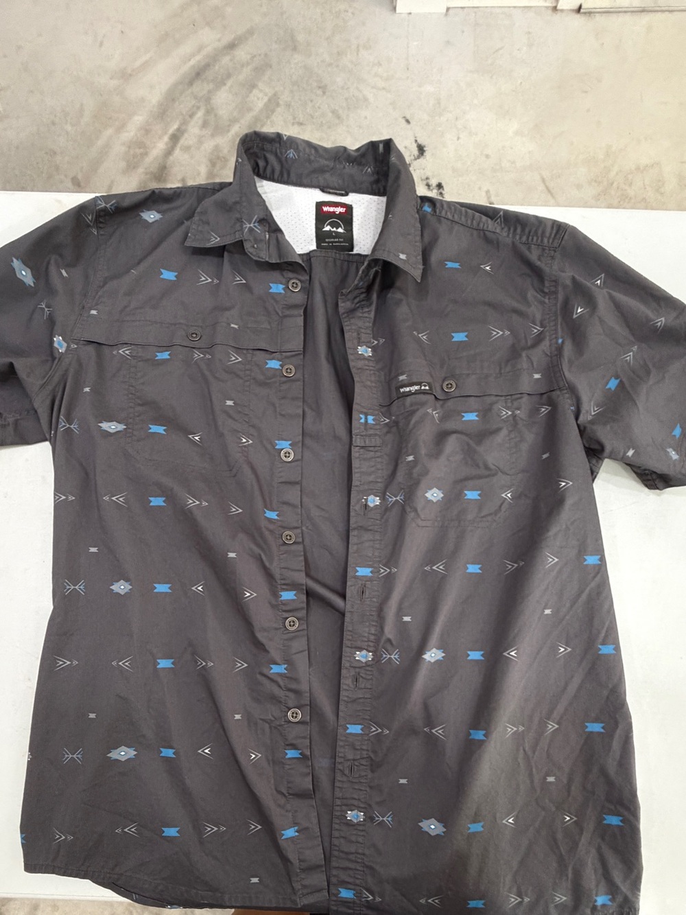 Wrangler Men’s Short Sleeve Dark Gray Button-Up Shirt with Blue Aztec Print